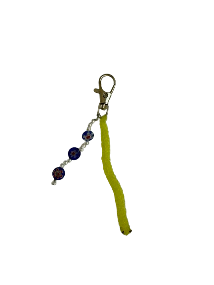 Breloque scoubidou jaune et perles